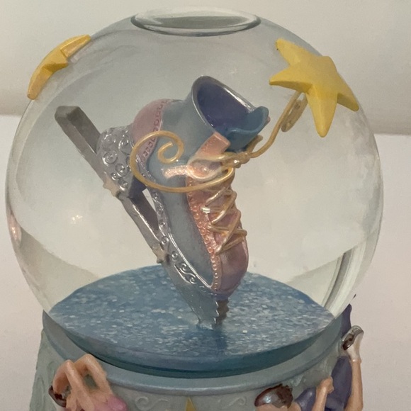 Twinkle Collectibles (Sankyo Musical) ~ Ice Skate Musical Snowglobe - Picture 6 of 14